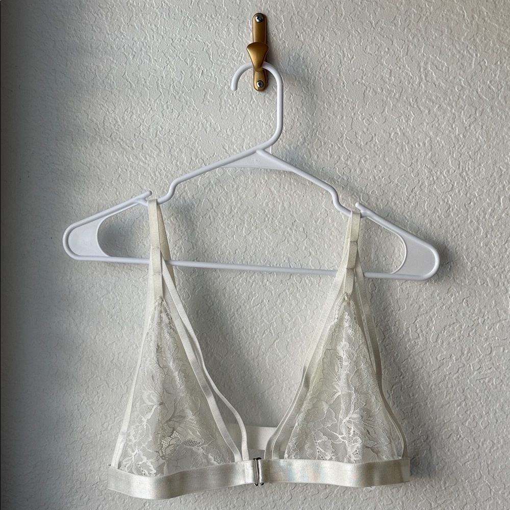 **FINAL PRICE** EUC SOLY HUX FRONT CLOSURE LACE BRALETTE WHITE SHEER EXTRA LARGE